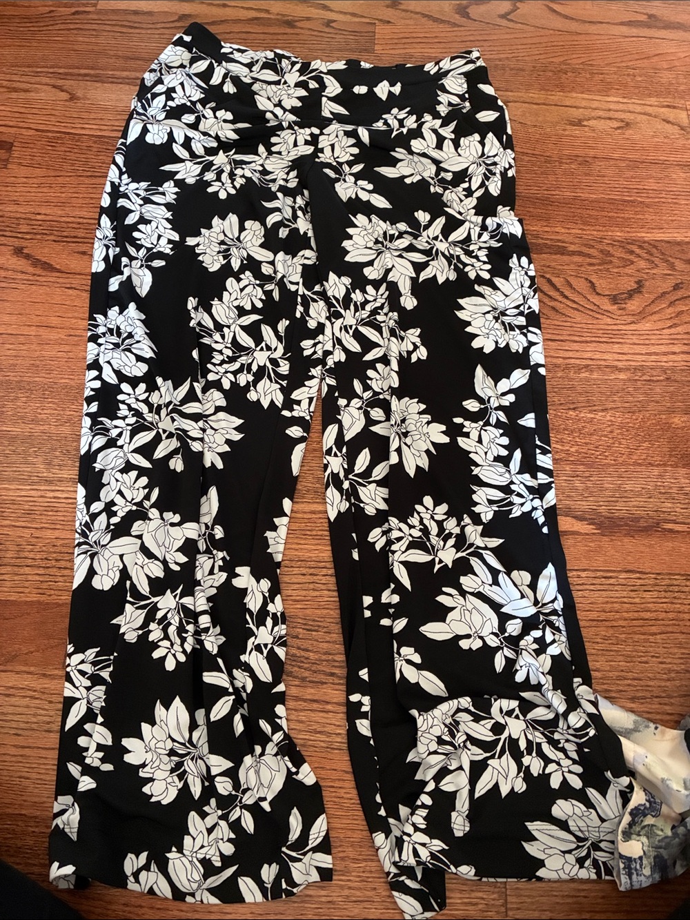 White House Black Market Black & White Floral Girls Leggings